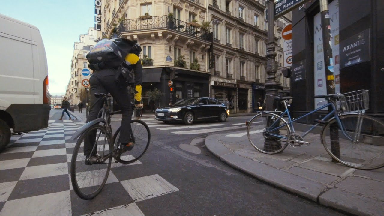 To trackstand or not to trackstand? Chasing stranger in Paris