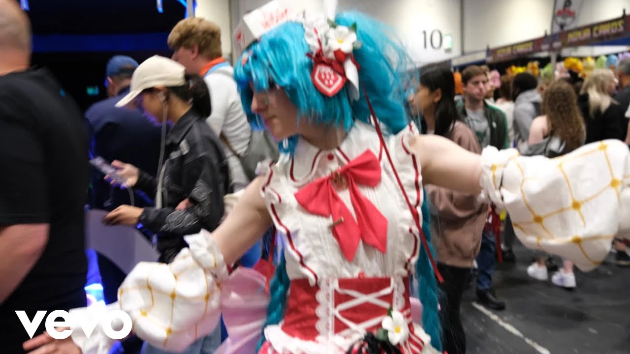 Michaelmorningstarx - Miku’s Cosplay Girl ft. 初音ミク