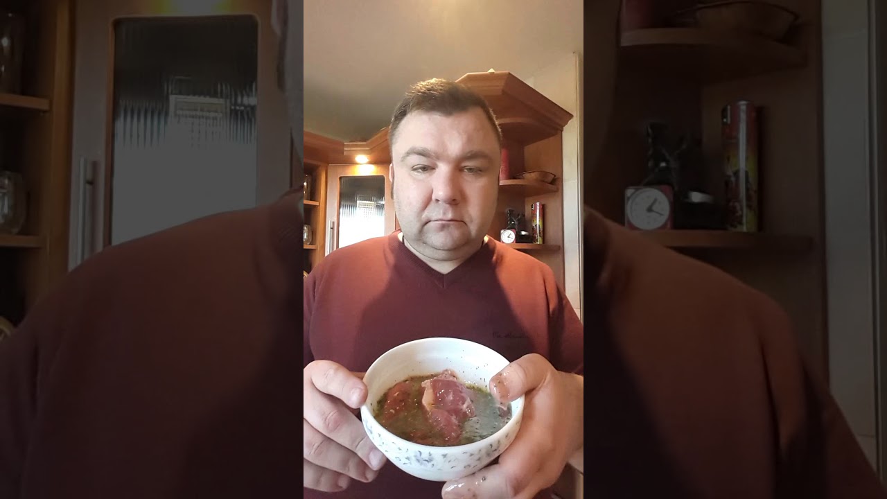 Eugenijus Ostapenko gamina karbonadą su suriu ir brokoliais