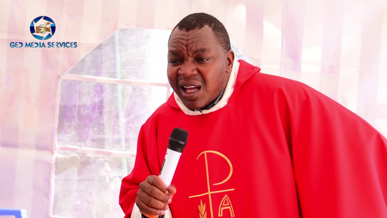 FATHER Nduati gucajamura andu na rwimbo rwa Queen Jane😁😁