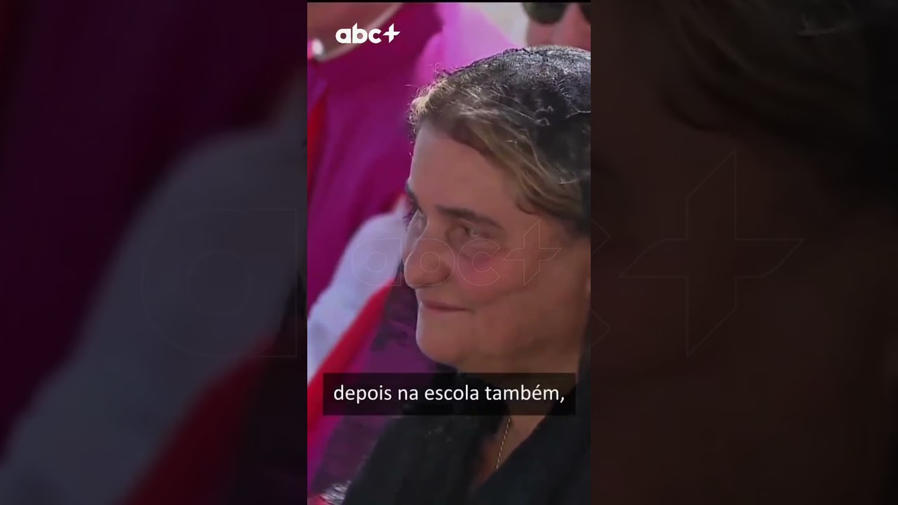 Mãe de Carlo Acutis se emociona durante missa de canonização do filho, o primeiro santo millennial