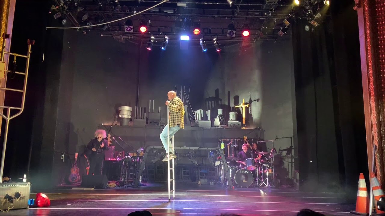 Free standing Ladder act