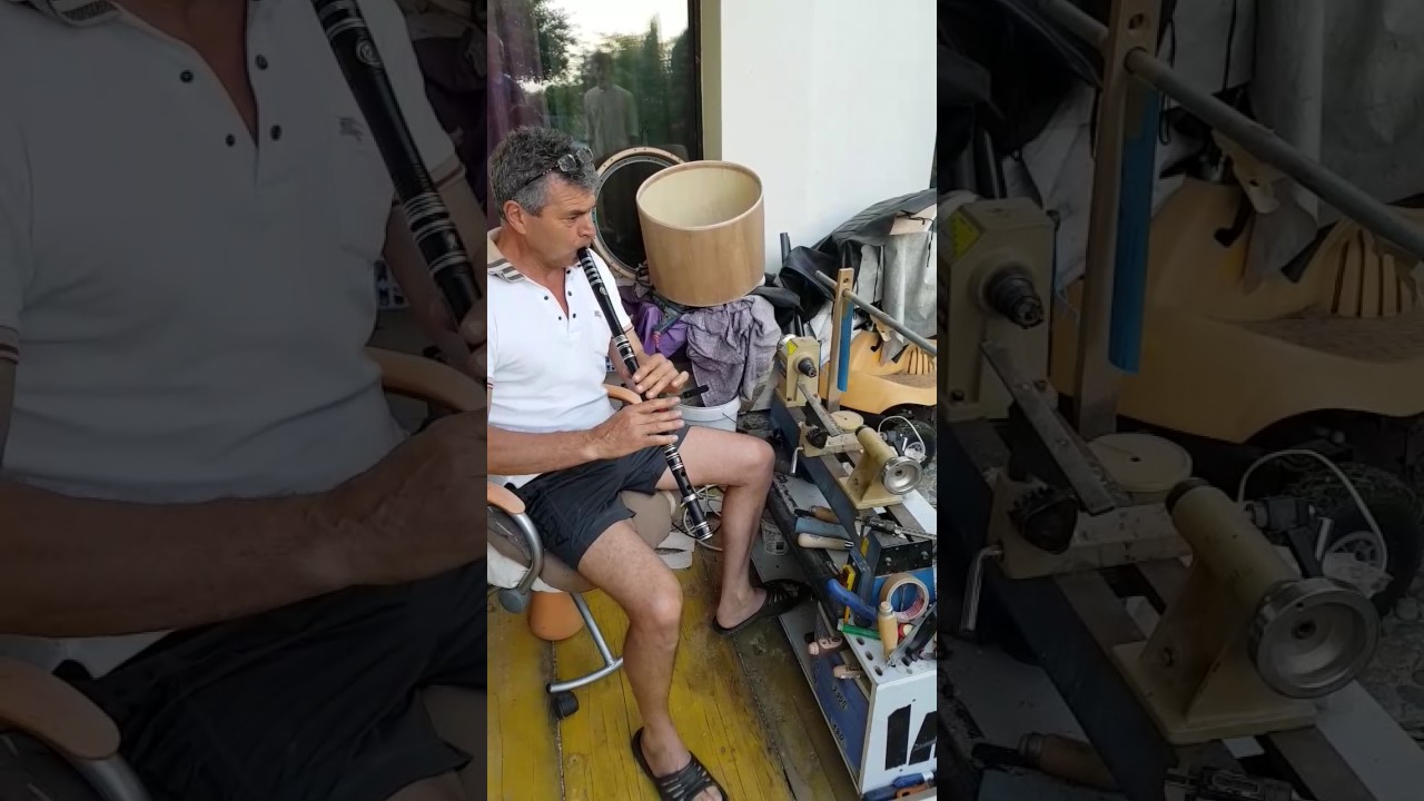 Майстор Кръстьо Димов изпробва нов кавал.