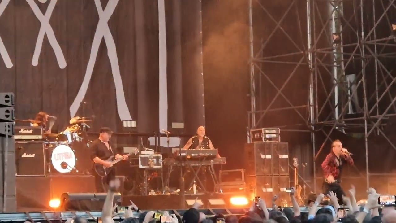 Piero Pel&ugrave; al concerto dei Litfiba 2022 si inciampa e cade funny