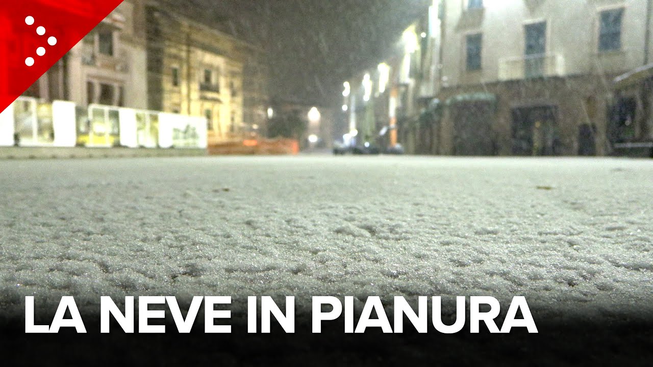 Scende la neve in pianura sull'Emilia: le immagini notturne da Salsomaggiore Terme (Parma)