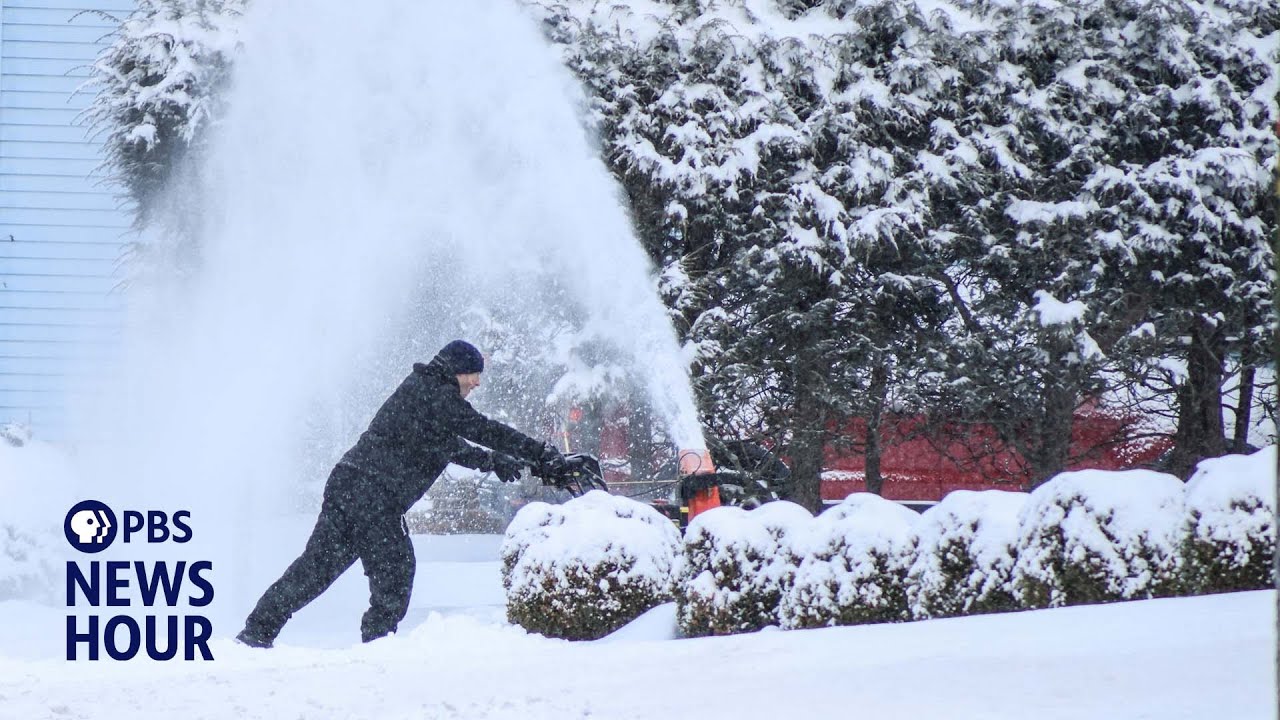 News Wrap: Massive winter storm snarls post-holiday travel