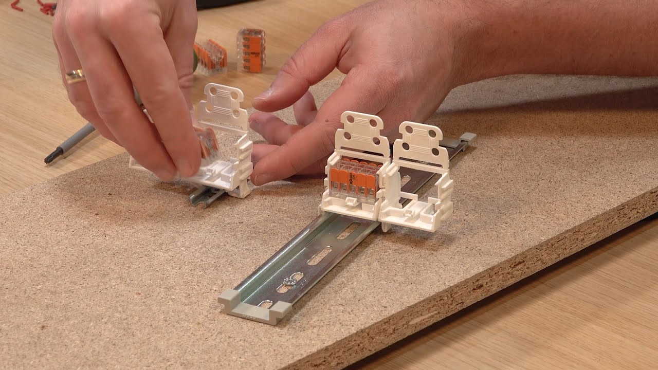 Nová 10páčková WAGO svorka řady 221 s bohatým příslušenstvím v podobě držáků a adaptérů