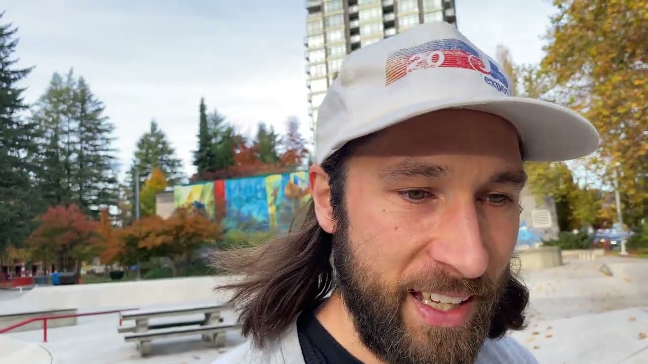 Катаюсь на скейтборде в местном парке.