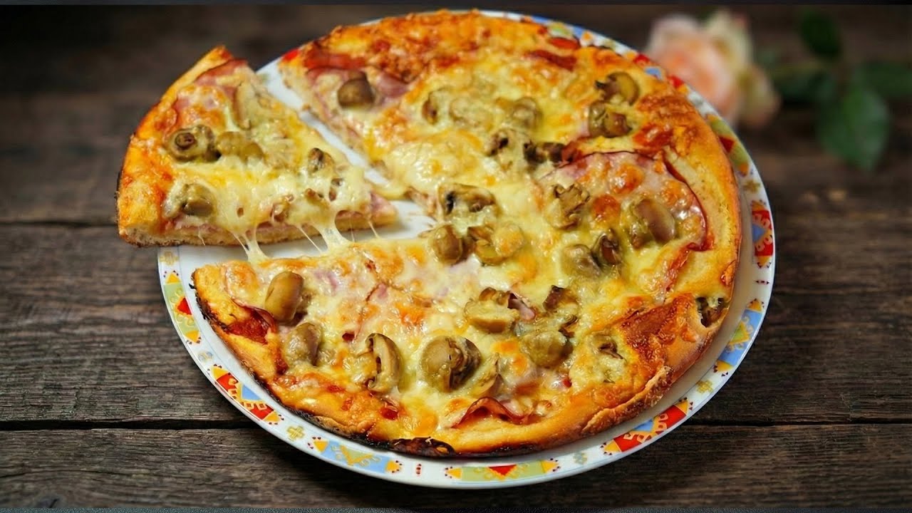 Простая домашняя пицца с ветчиной и сыром – без замеса теста!