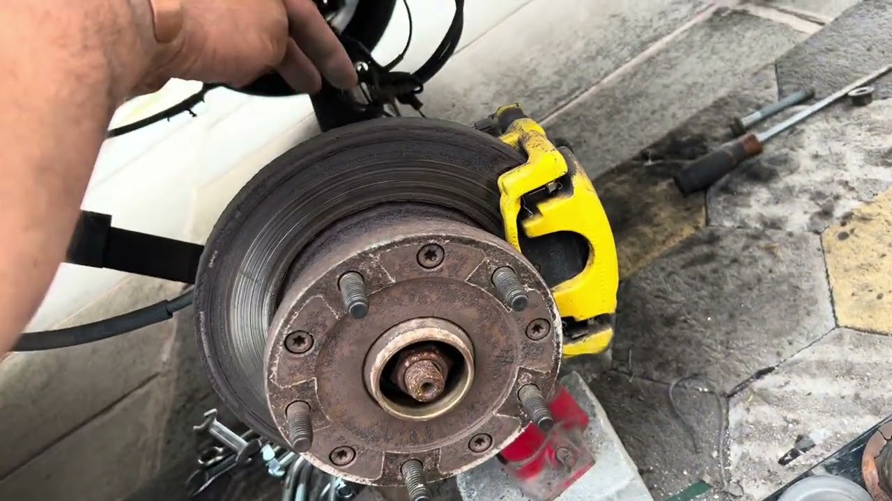 How to change the back leaf springs and bushes on a transit m7