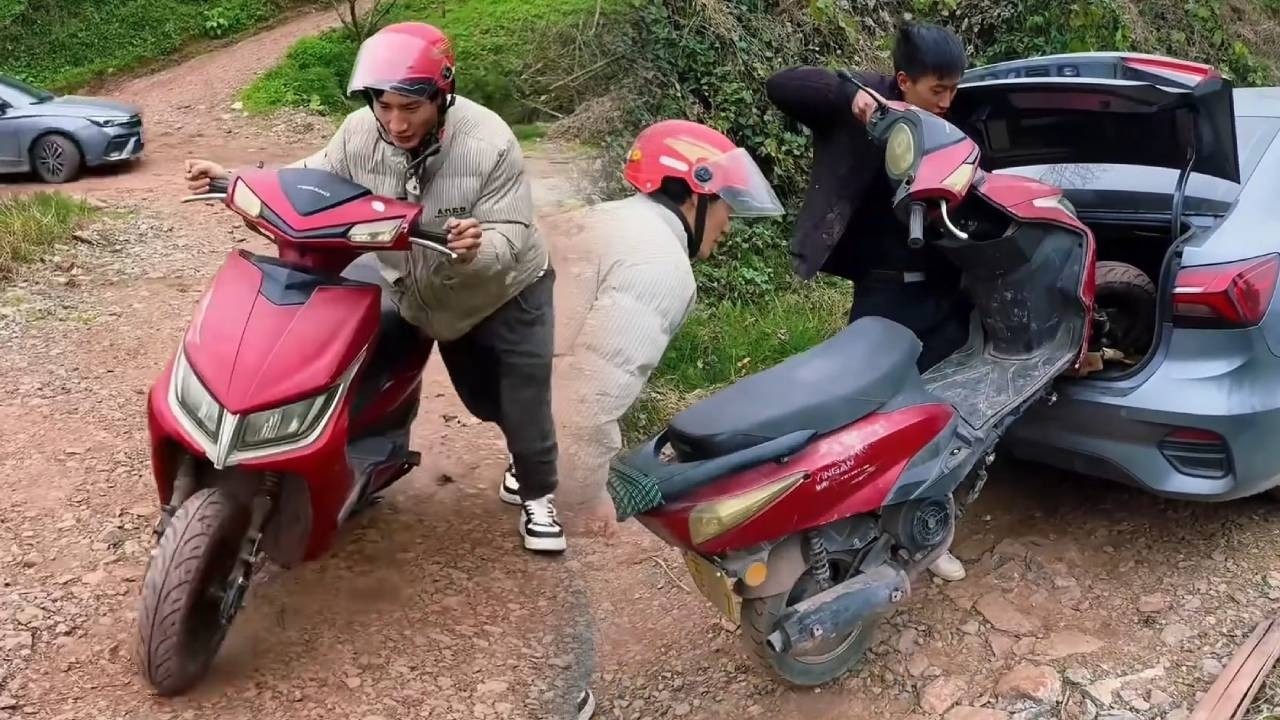 小哥摩托车坏了没办法骑行，幸好遇到了热心的小伙，帮助小哥将摩托车放在车上带走！