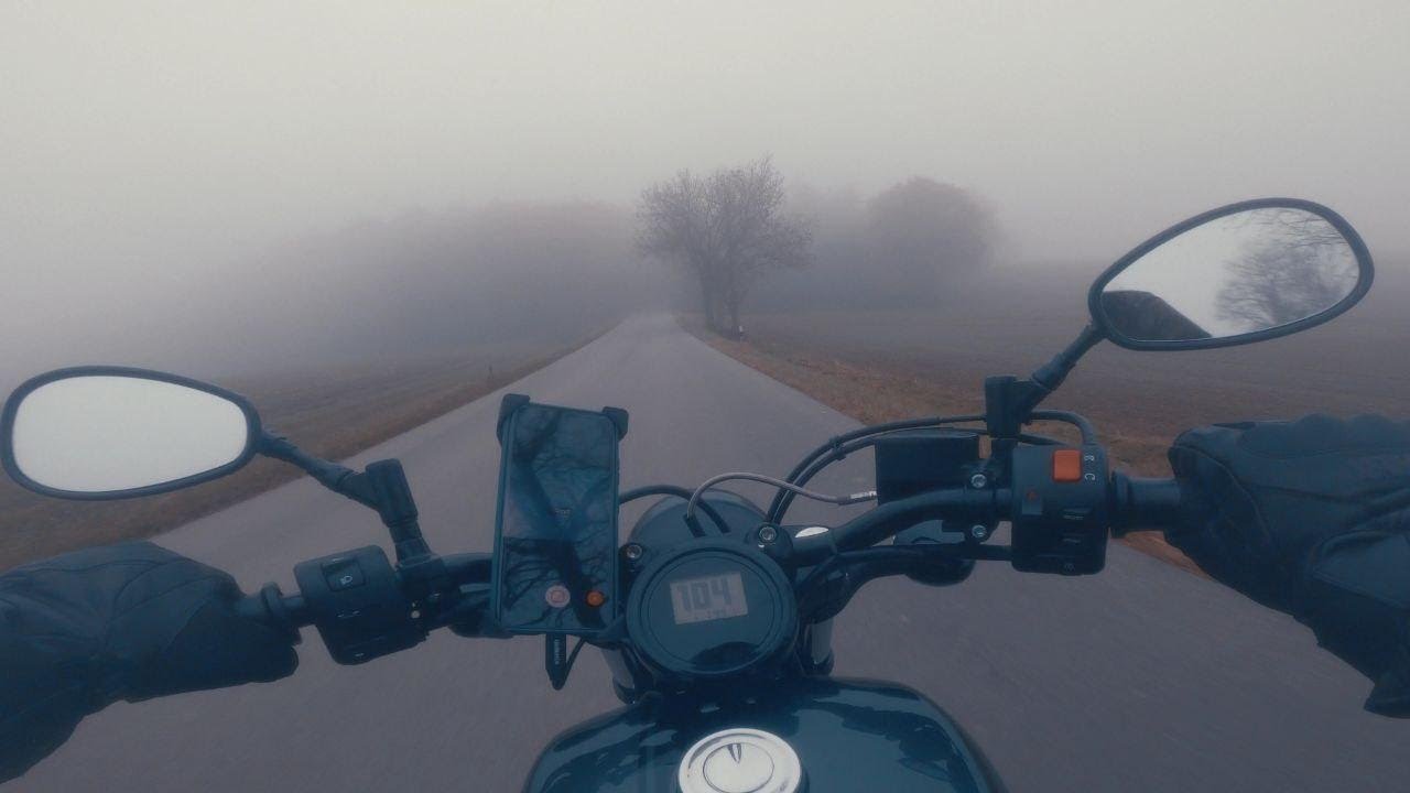 Riding through the fog 4K - Yamaha XV950 R