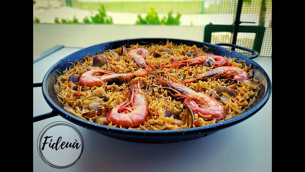 Fideu&agrave; con gambas y almejas