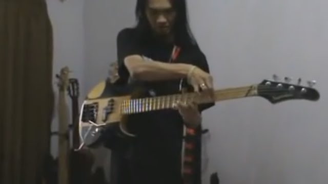Dede SP testing a custom-made bass