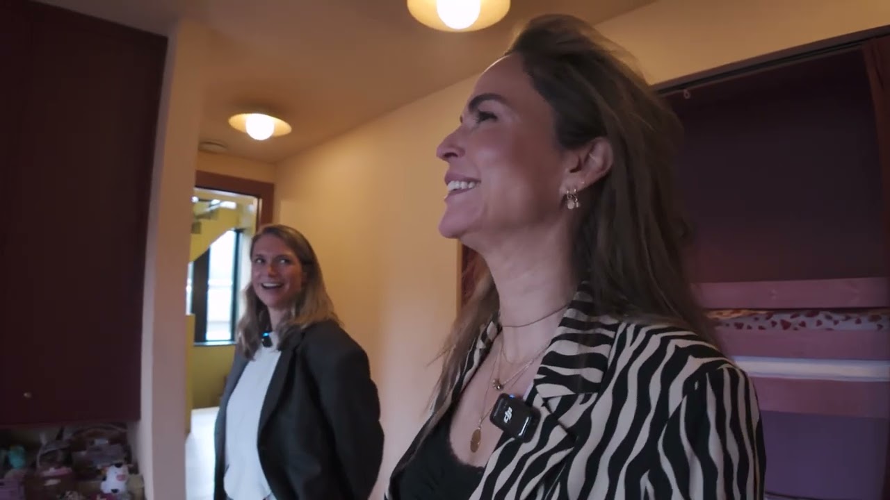 BINNENKIJKEN IN EEN KLEURRIJK PALEIS IN BUSSUM