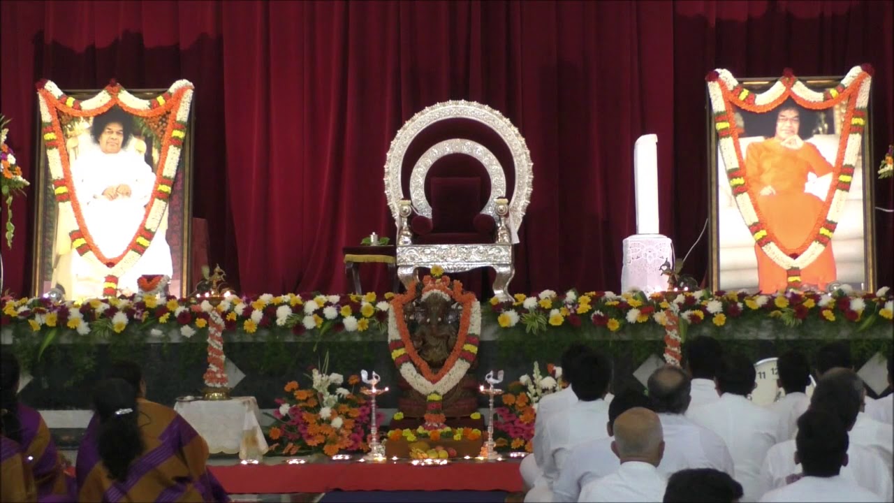 Sri Madhusudhana Krishna Giridhara Shyama Murari | Global Akhanda Bhajans at Brindavan