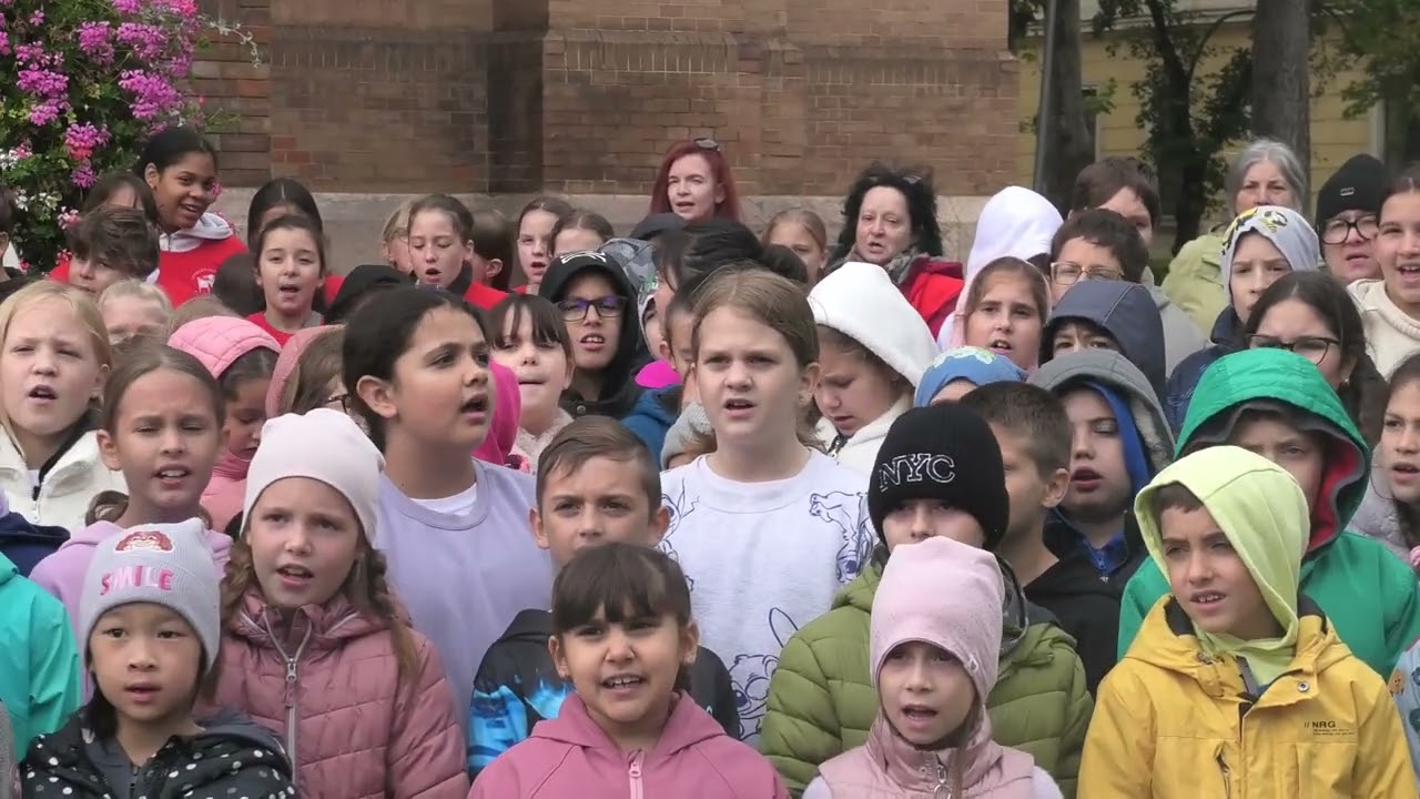 2025. október 1-én Kőbányán, a Szent László téren közös ének a Zene Világnapján