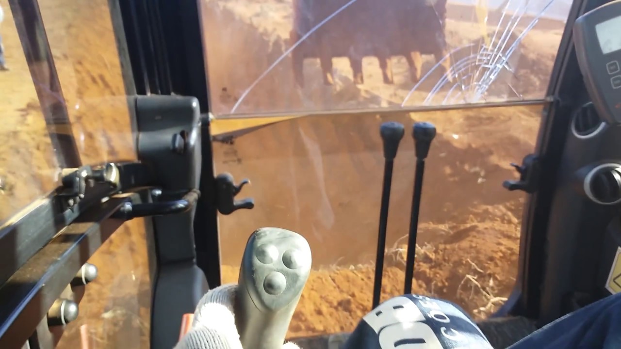 JCB 200 fazendo vala rampada