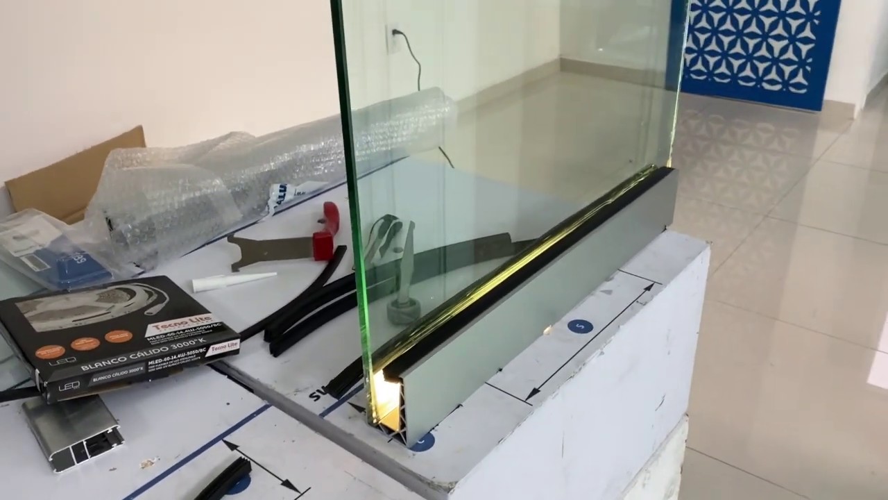 Perfil 1380067500NA COMENZA HERRALUM para barandal de vidrio templado laminado con iluminación LED