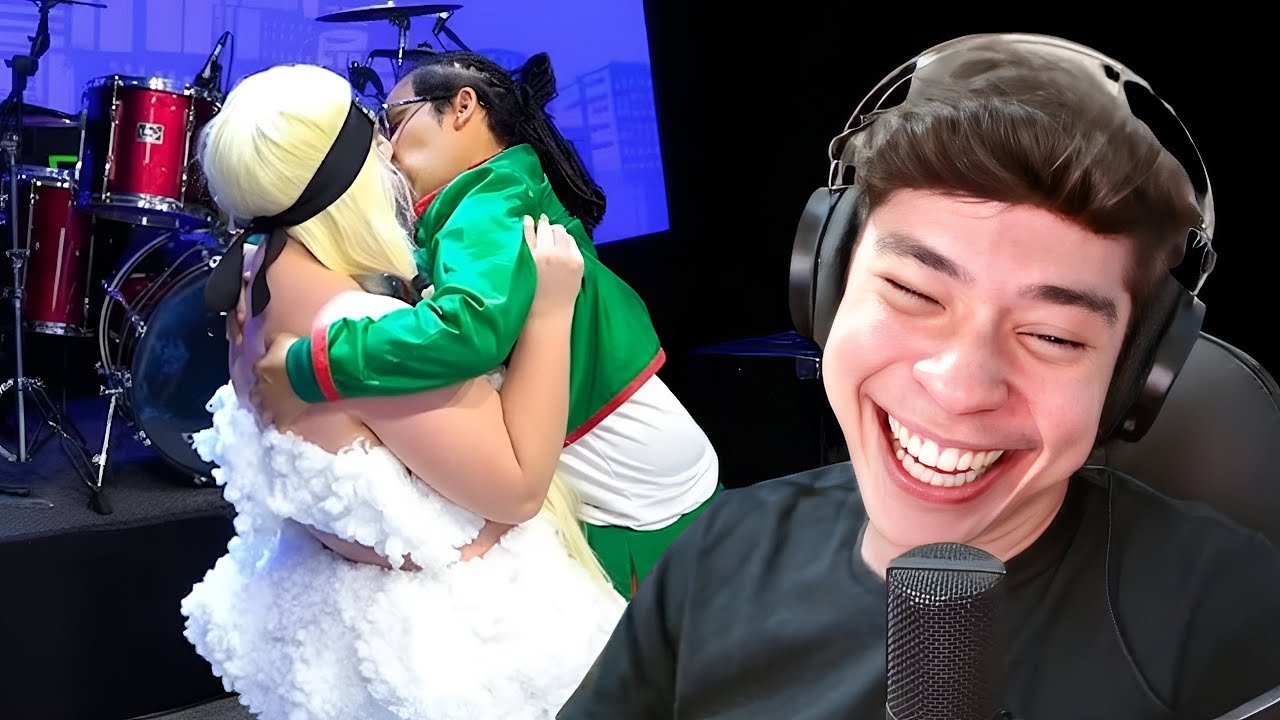 A MULHER PEGOU O ANÃO NO COLO E LASCOU UM BEIJO KKKKK