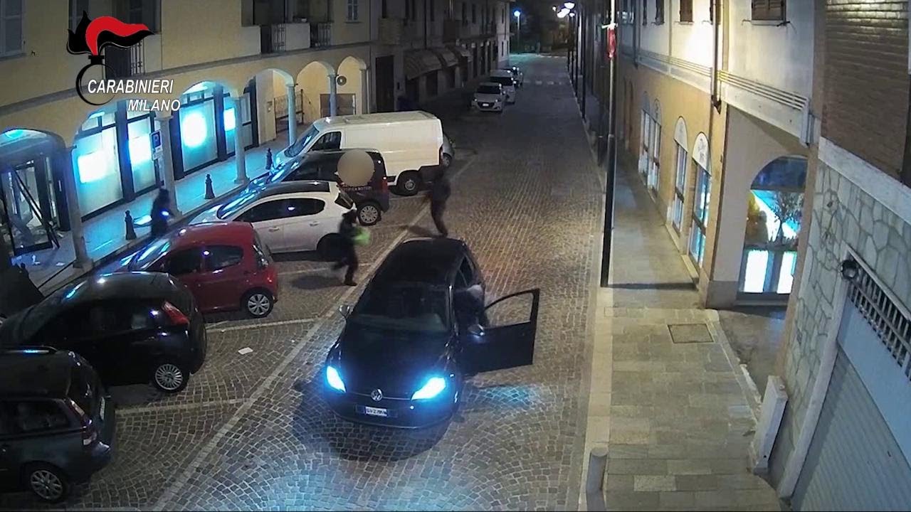 Milano, facevano esplodere i bancomat per rubare i soldi. Arrestati dai carabinieri