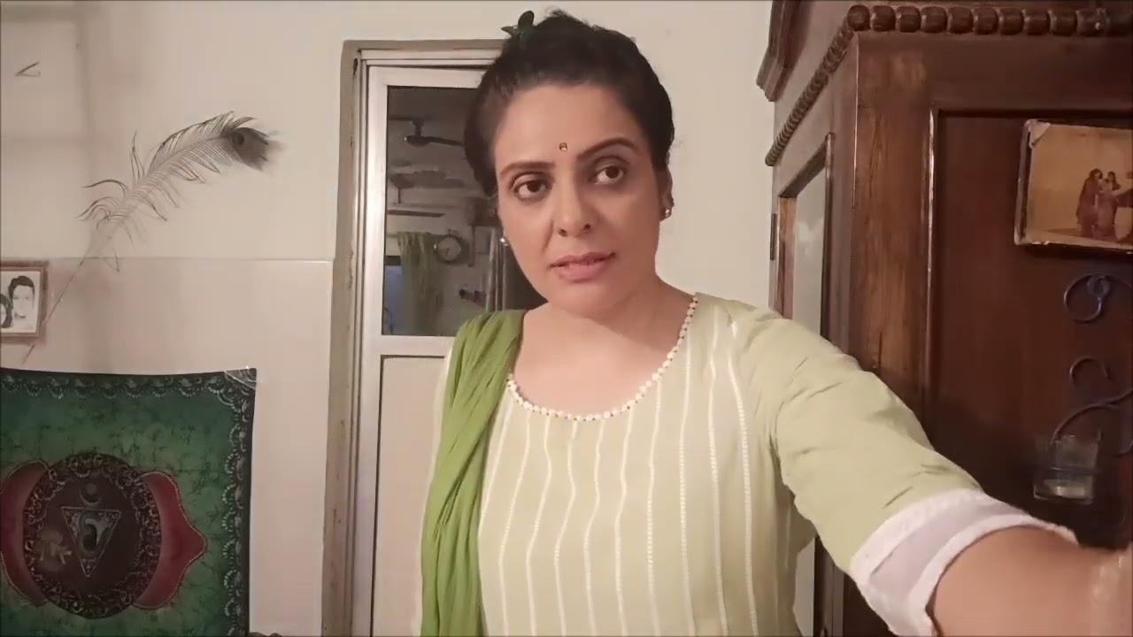 meenal kapoor as aunty consoling but actually quirky mentioning Red bus