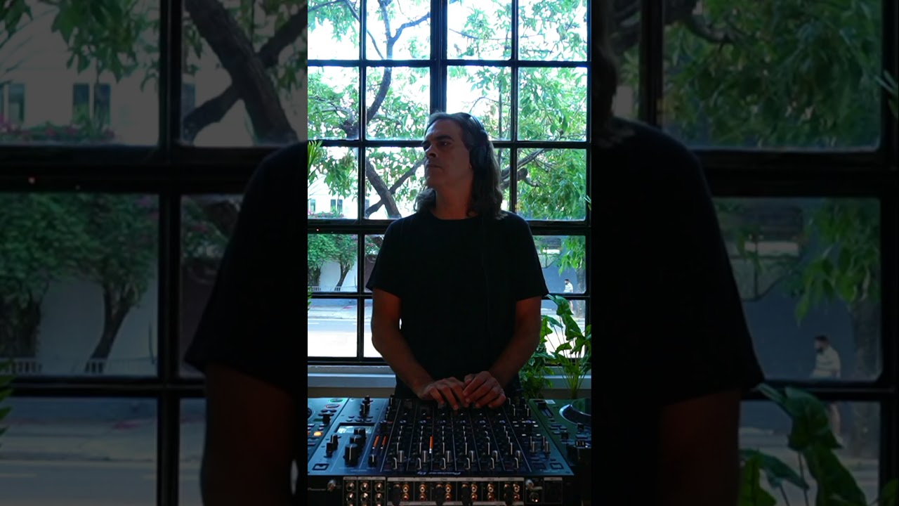 Techno y groove. Firma: Jorge Ciccioli 