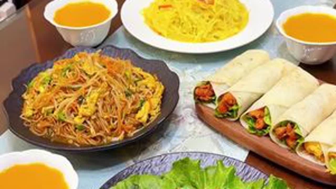 全职妈妈的早餐～ 晚上提前备餐，早上不慌不忙做了家人爱吃的卷春饼，香软可口，一家人吃的好满足！#早餐吃什么 #家常菜