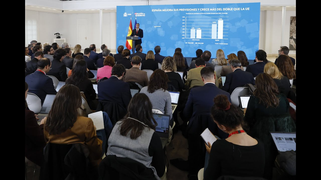 Sánchez sorprende bostezando ante la prensa entre nuevos avisos de que no se va