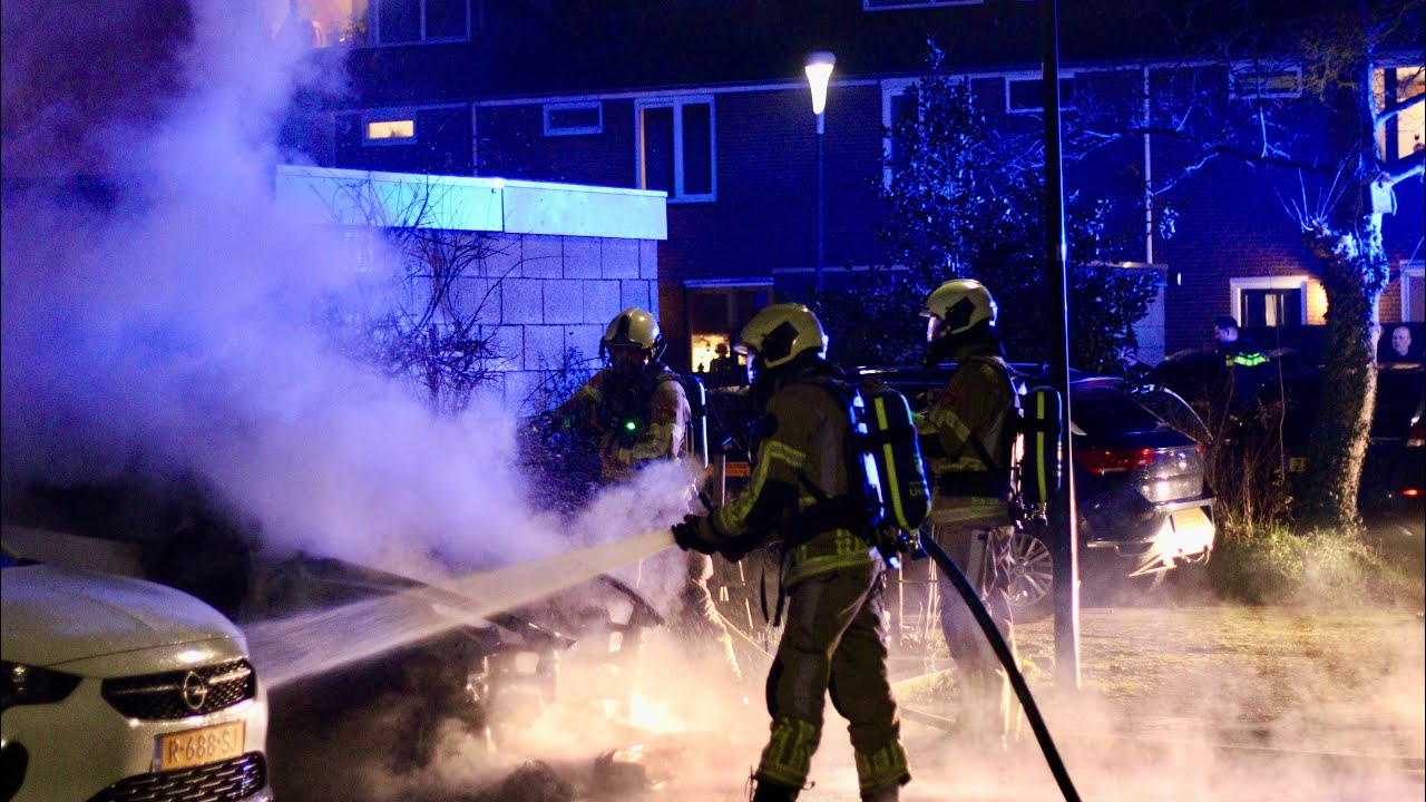 Tesla vliegt in brand tijdens opladen - Brandweer Maarssen TS 09-3931 met spoed onderweg!
