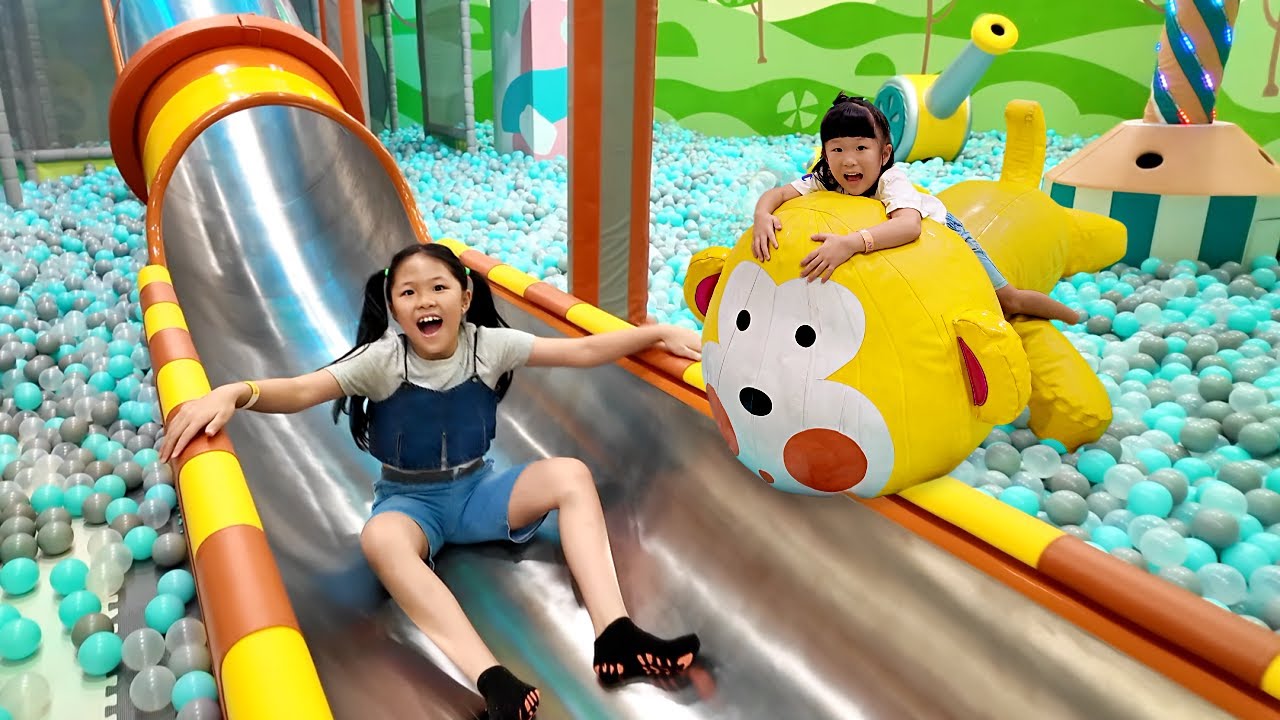 Mandi Bola, Balon Karakter, Serodotan Donat, Main Perosotan Tinggi di Playground Anak