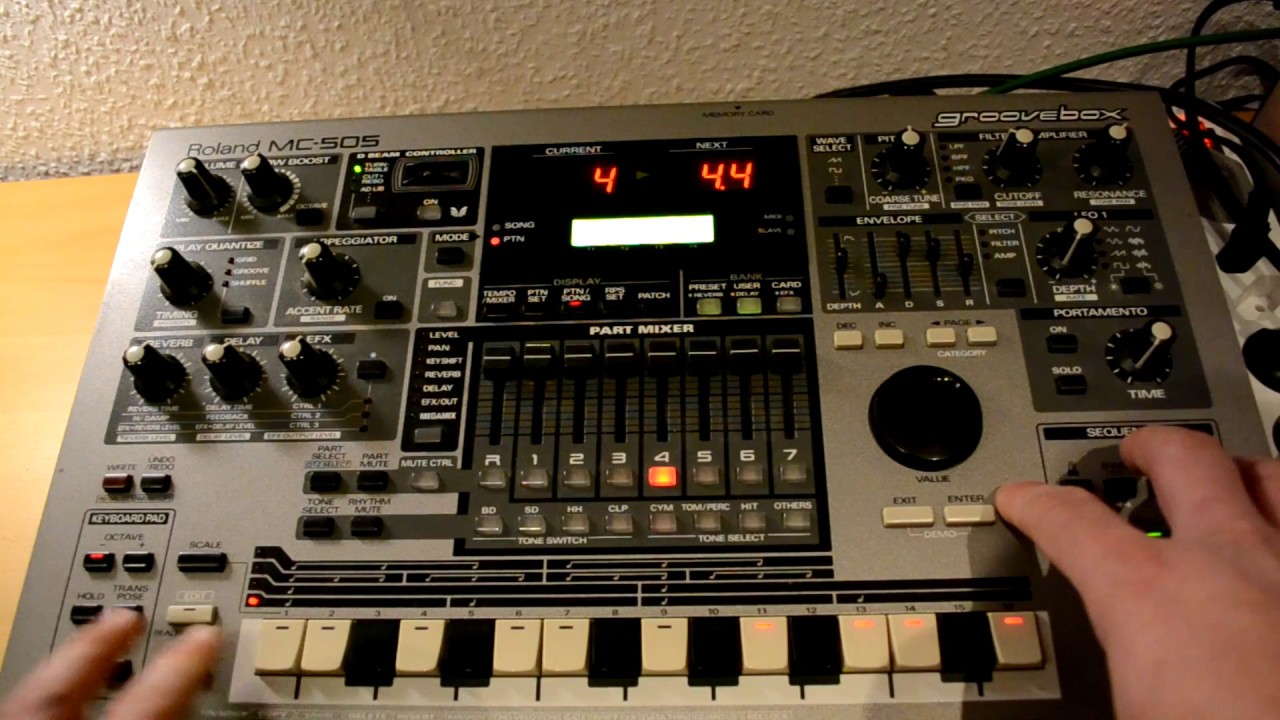 Roland MC-505 - building deep-house drums (workflow).