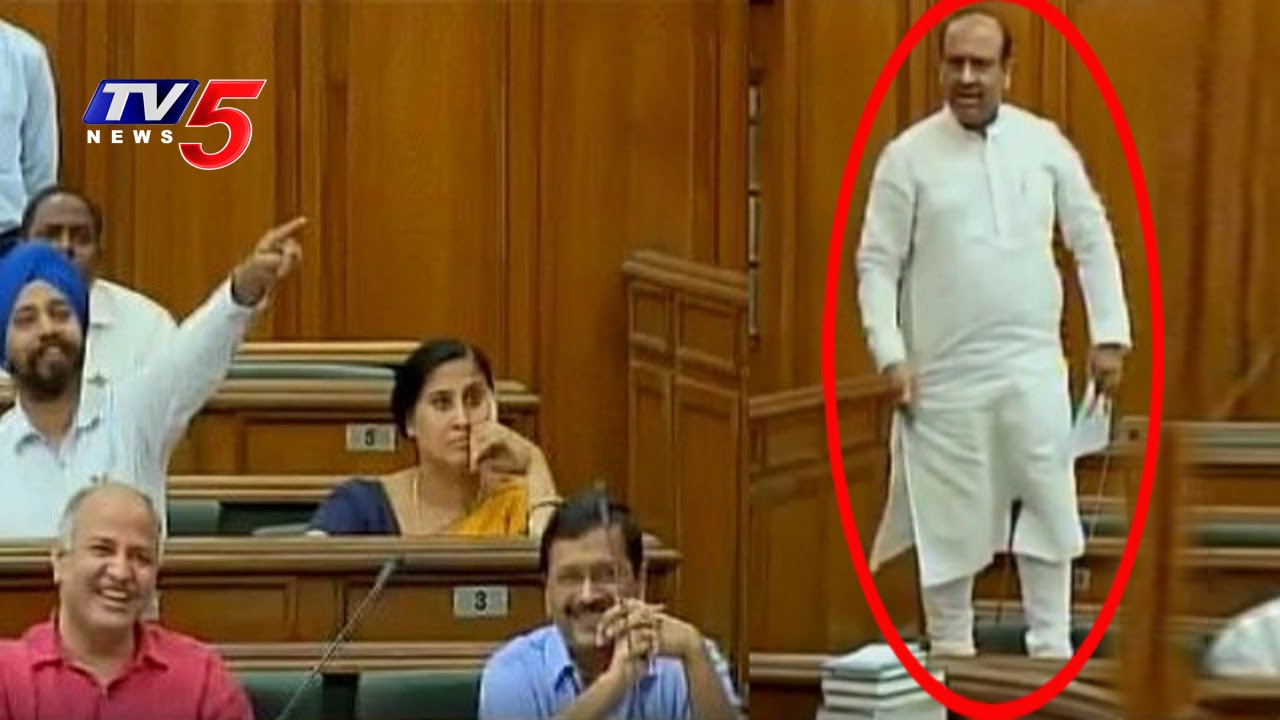 Funny Incident In Delhi Assembly | BJP MLA Stands On the Bench | TV5 News