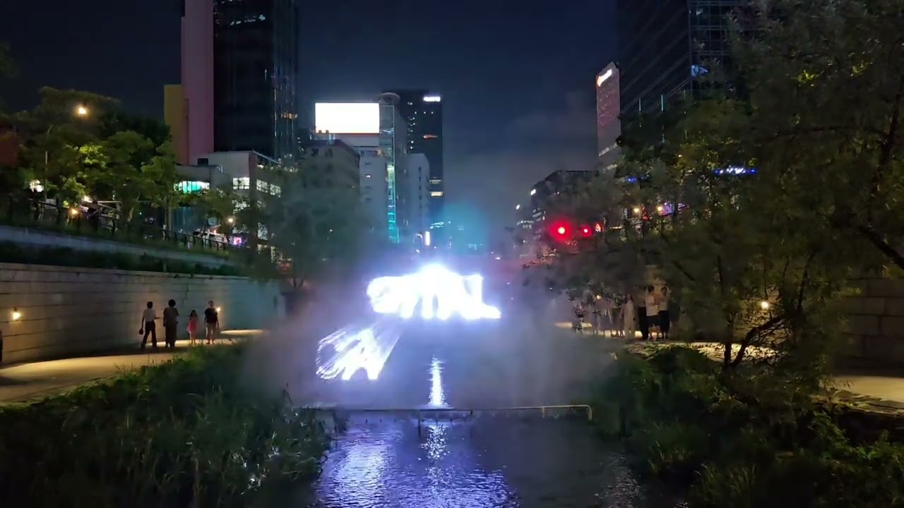 청계천에서 느낄 수 있는 특별한 밤의 풍경