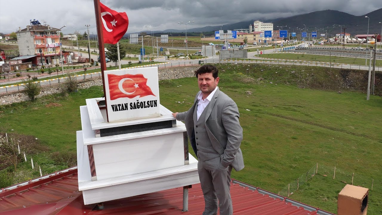 Çatıya yerleştirdiği mezarla üne kavuştu, muhtar seçildi
