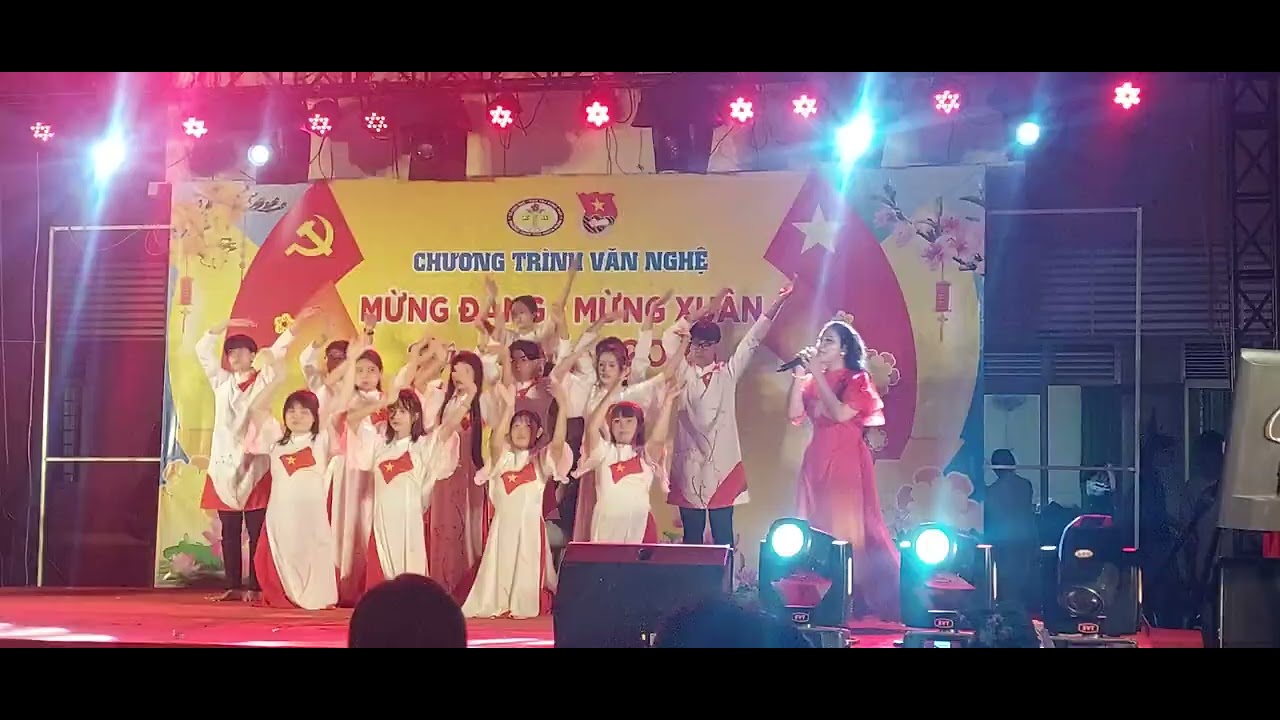 Hát múa lớp 12.2 Văn nghệ mừng xuân 2026