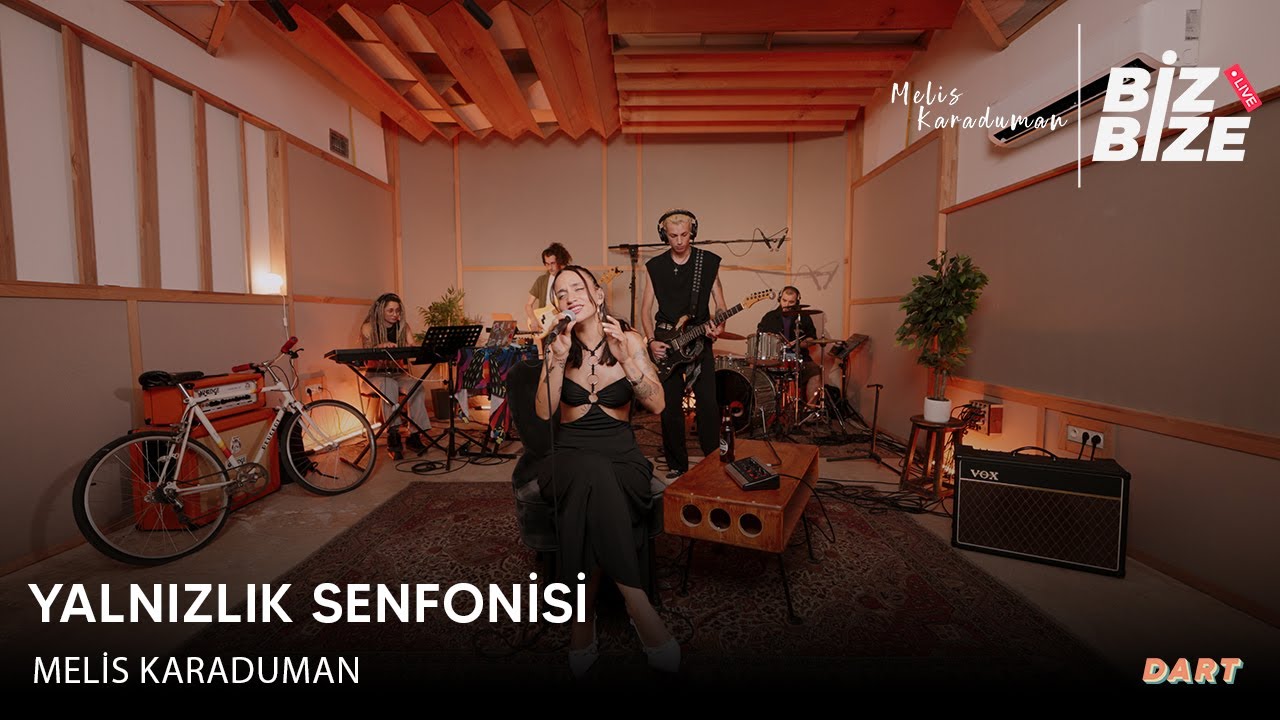 Melis Karaduman  - Yalnızlık Senfonisi | Biz Bize Live Session |