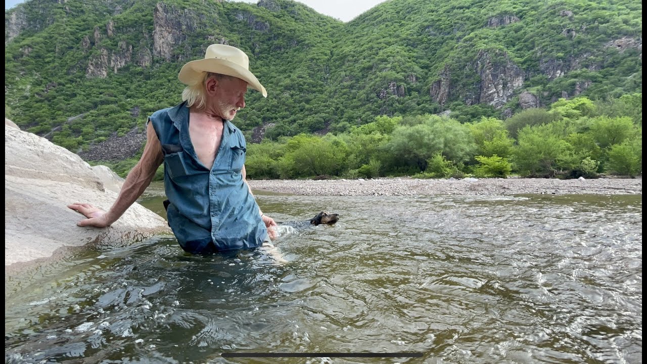 El Pinto recorriendo el arroyo Coronado en San Pedro de la Cueva