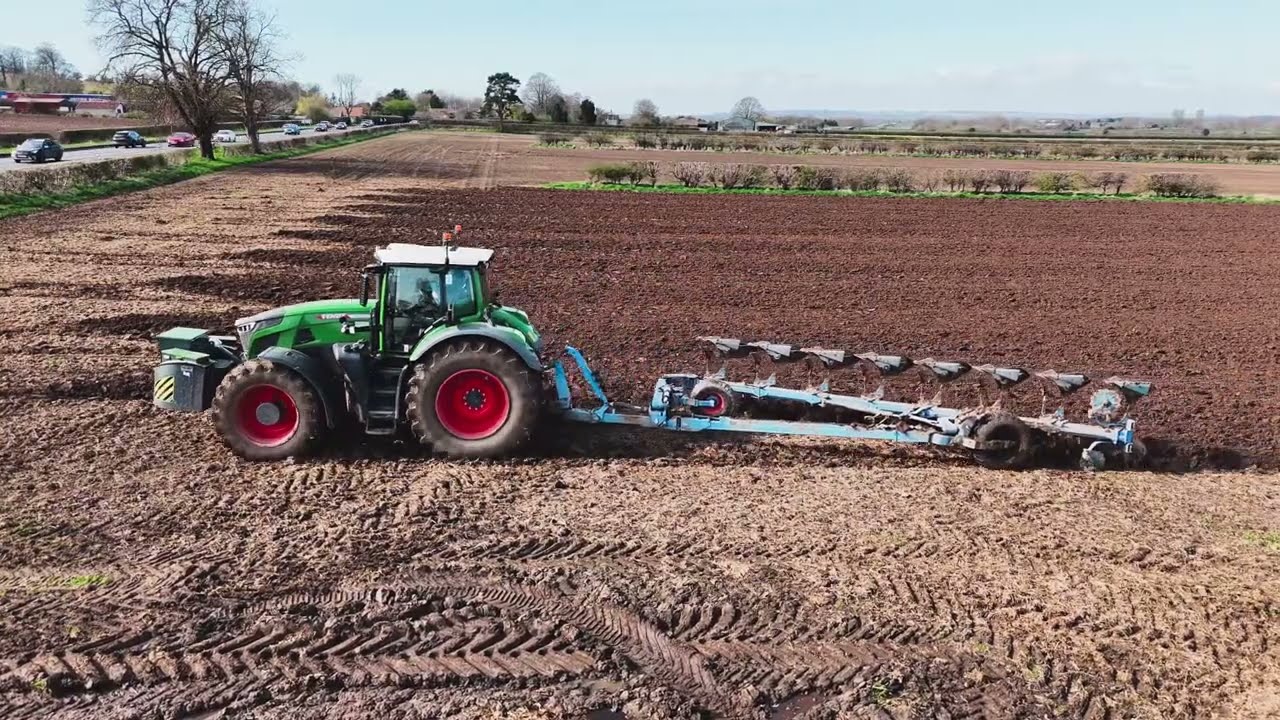 FENDT 942 VARIO PLOUGHING WITH LEMKEN 8 FURROW PLOUGH YORKSHIRE UK