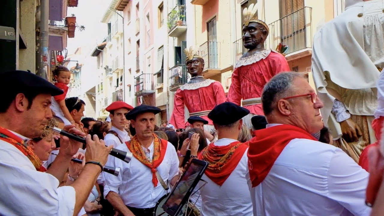 Gigantes de Pamplona y Haizaldi Gaiteroak.