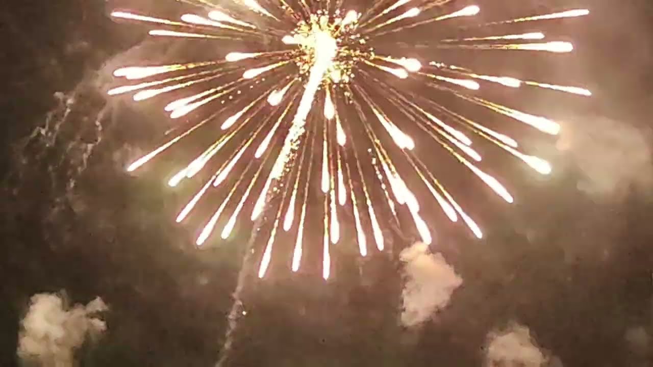 Nella notte di San Lorenzo i fuochi artificiali a Giaveno 10agosto 2025.     Mai IA!