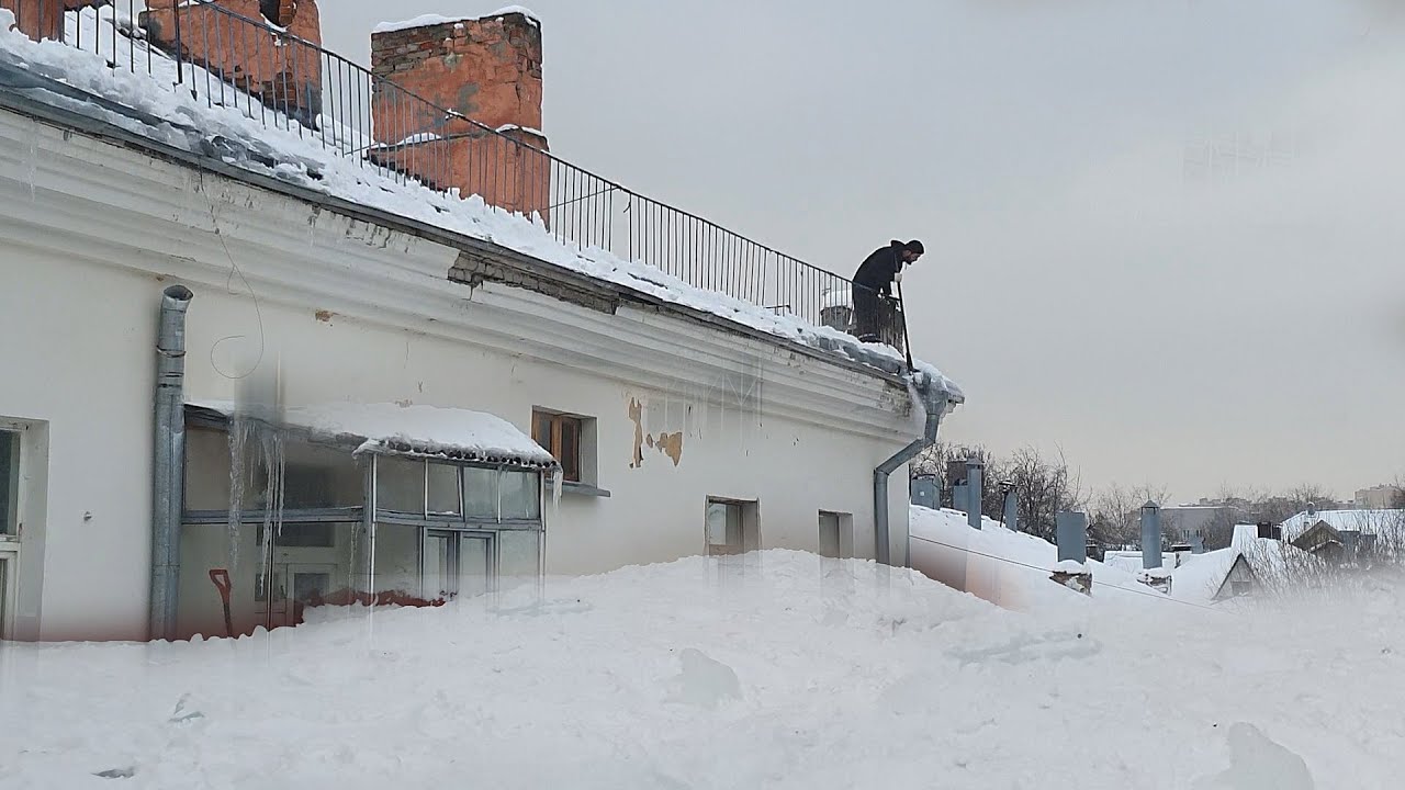 MOSCOW IS BURIED IN SNOW / Dangerous Cleaning in Russian Style