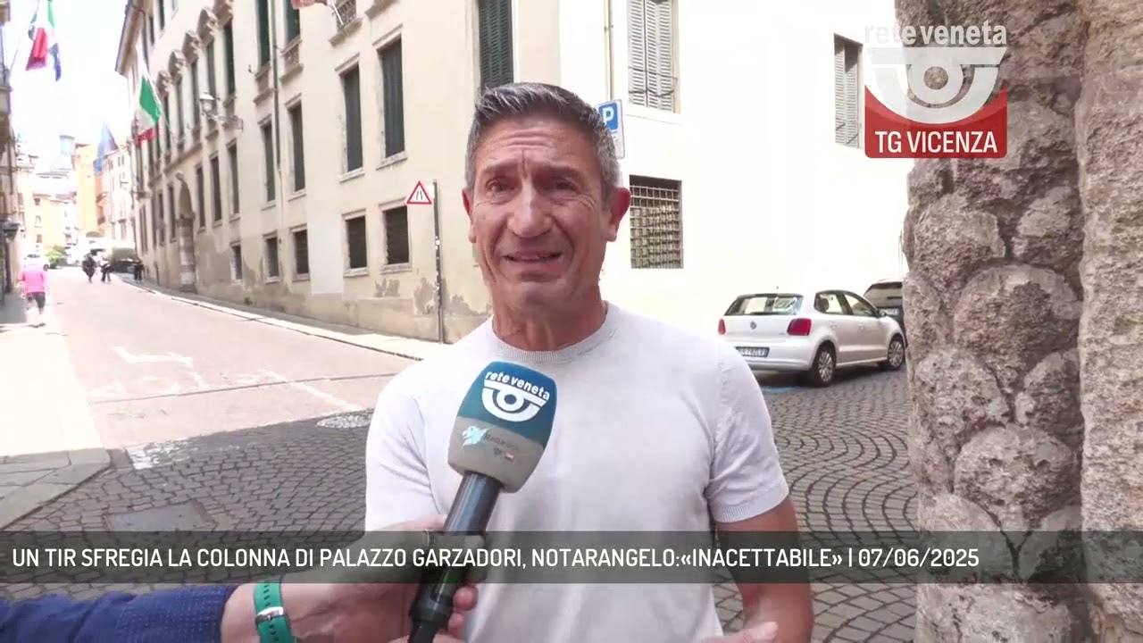 UN TIR SFREGIA LA COLONNA DI PALAZZO GARZADORI, NOTARANGELO:«INACETTABILE» | 07/06/2025