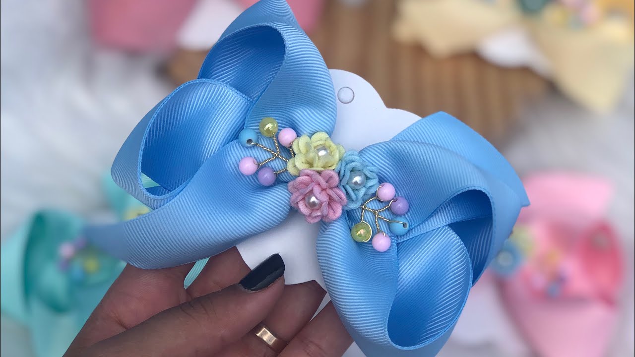 Laço boutique de luxo com duas pontas- arranjo com fio cabelo de anjo e florzinhas 3D