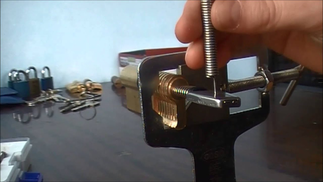 Důlkov&eacute; bump keys - dimple lock bumping