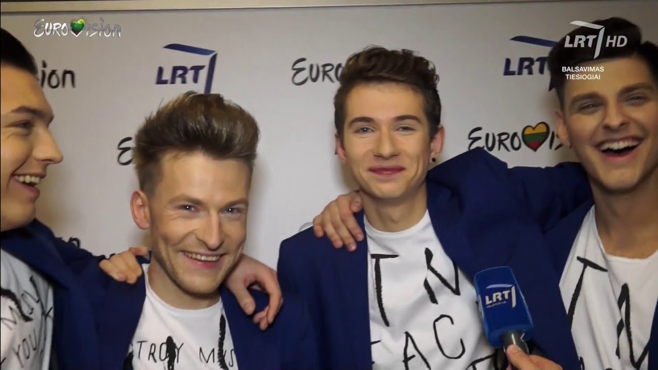 Vaikinų grupė „E.G.O“ atliko dainą „Long Way From Home“