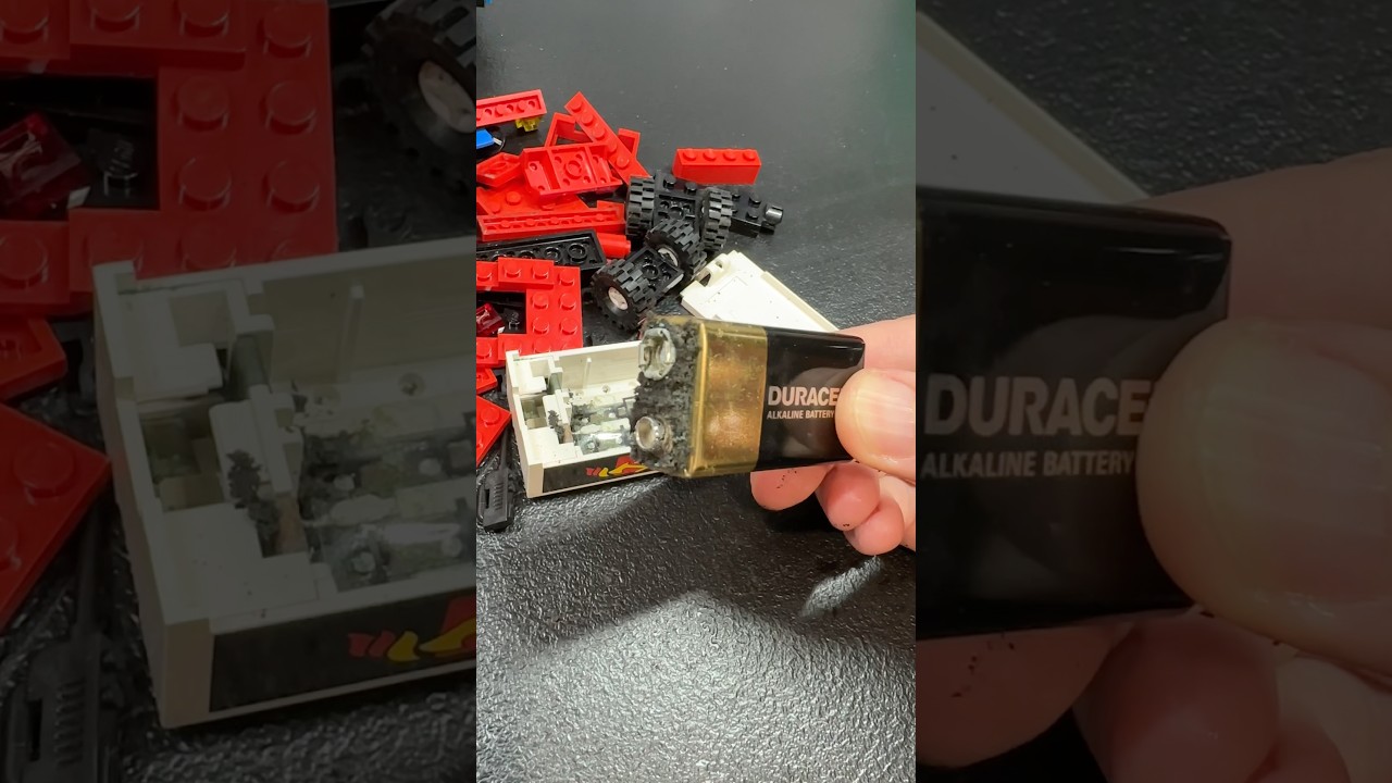 Батарейки, оставшиеся в наборах LEGO 1980-х годов