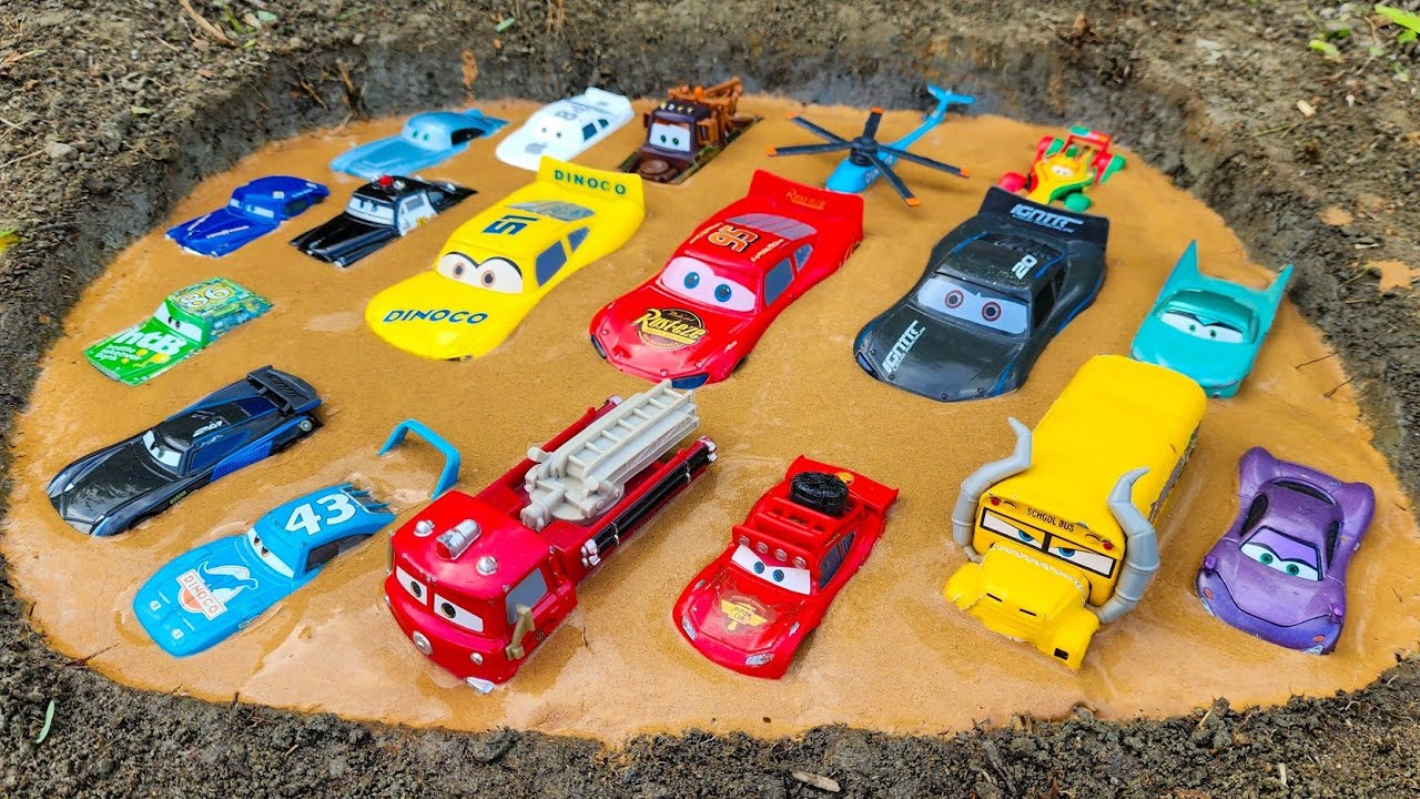 Membersihkan Mainan Mobil Disney Pixar Cars & Lightning McQueen Toys, Chick Hicks