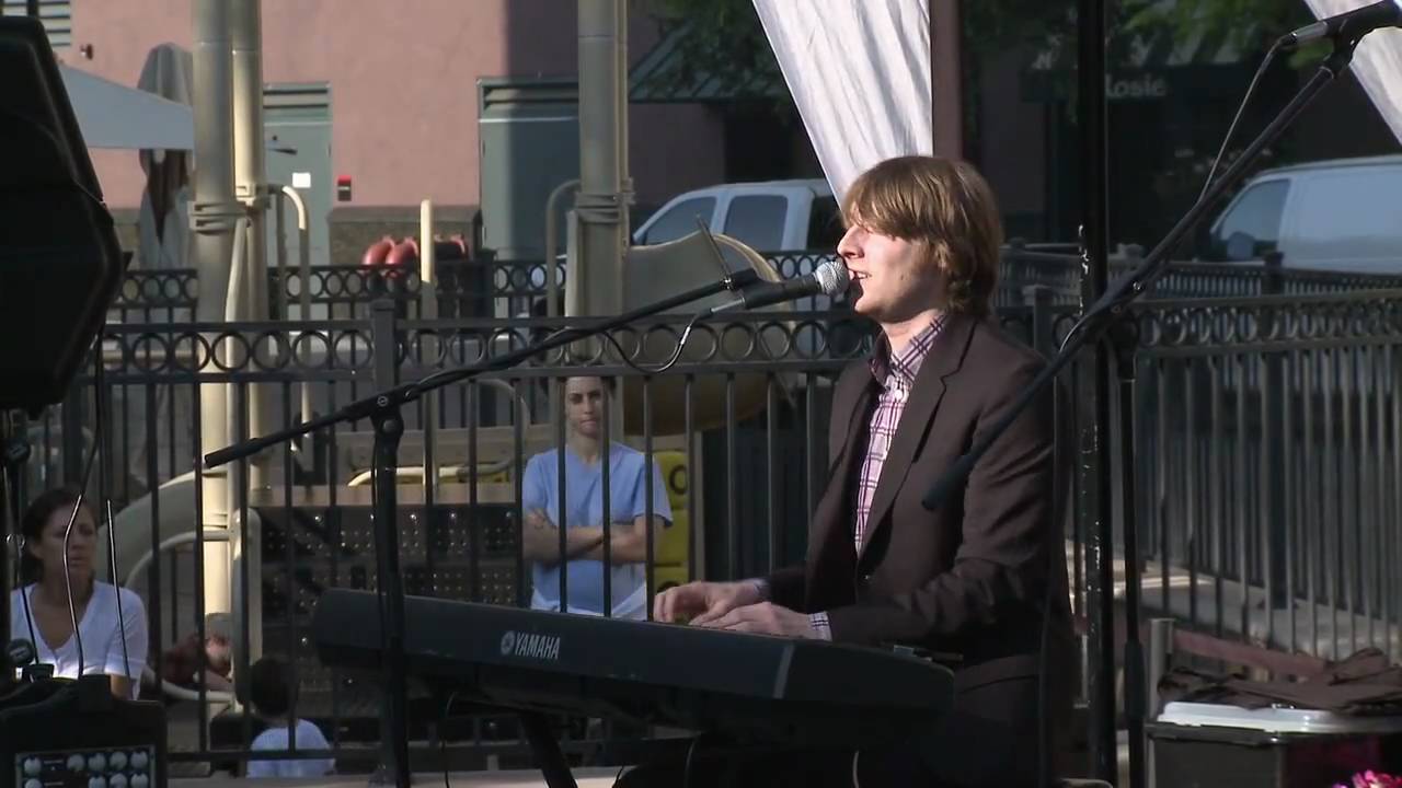 Eric Hutchinson sings Food Chain in Santana Row for Mix 106.5 FM