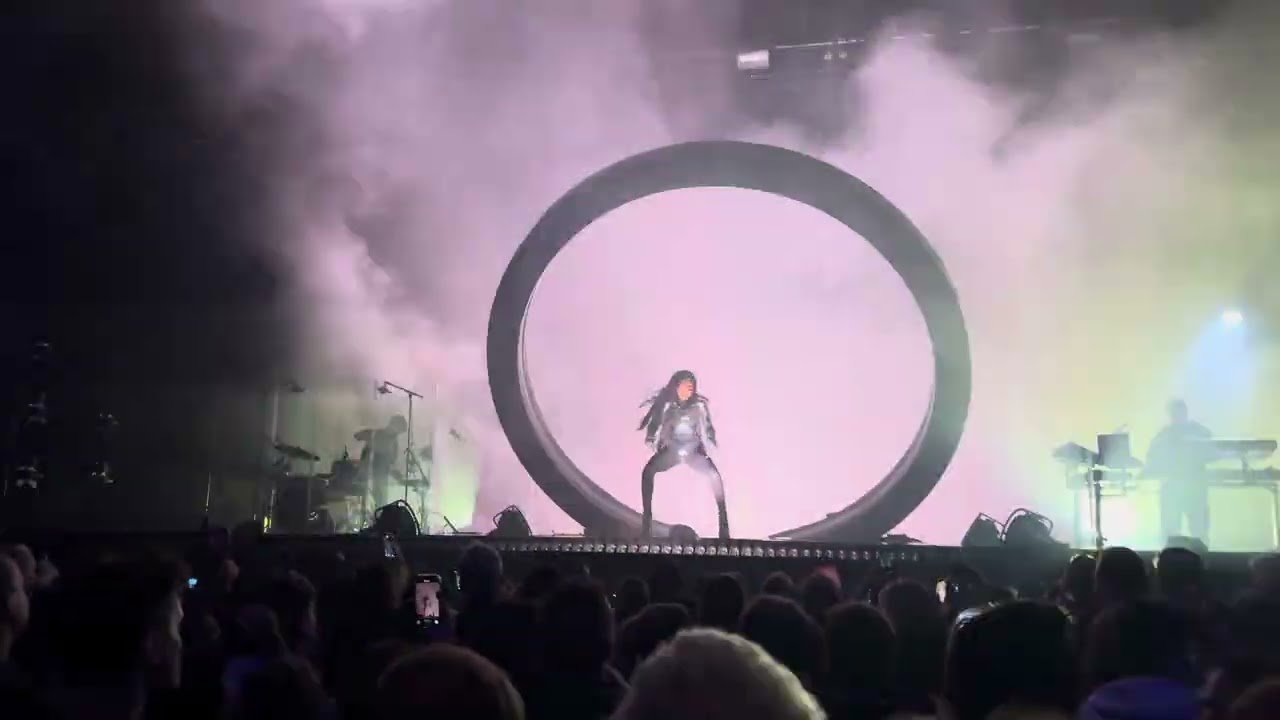 Loreen – Euphoria Show (LIVE @ TivoliVredenburg, Utrecht, the Netherlands, 15.02.2025) @loreen